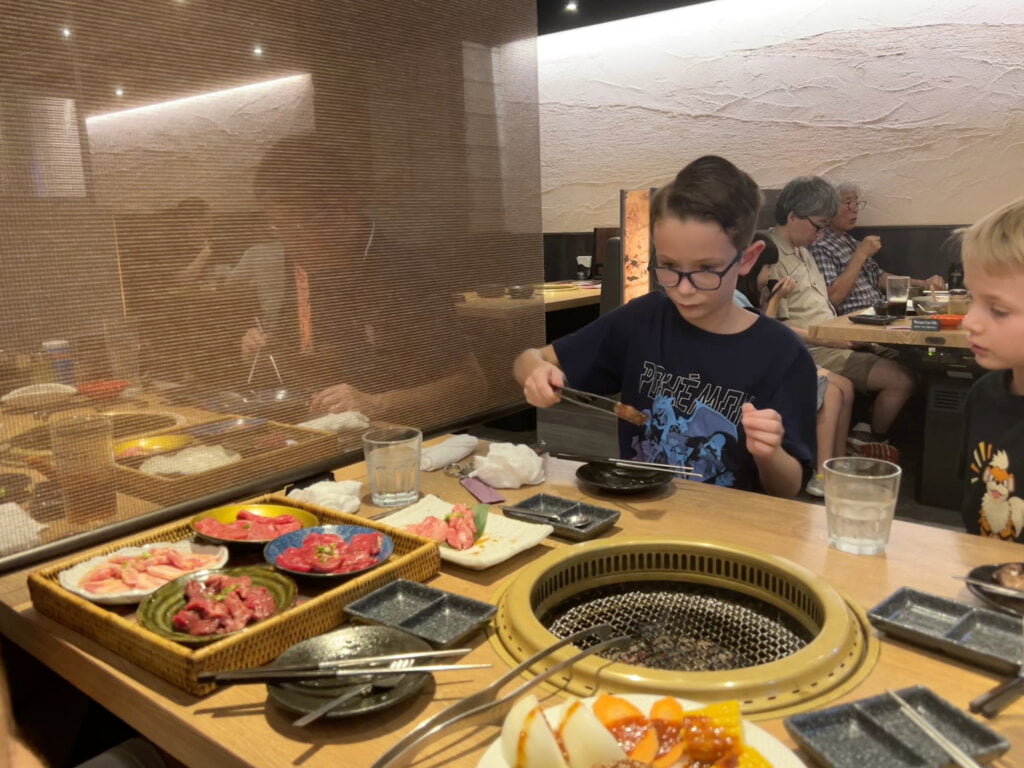 De 10 leukste Tokyo tips volgens onze kinderen – Kitsune Travel Kitsune Kids in BBQ restaurant