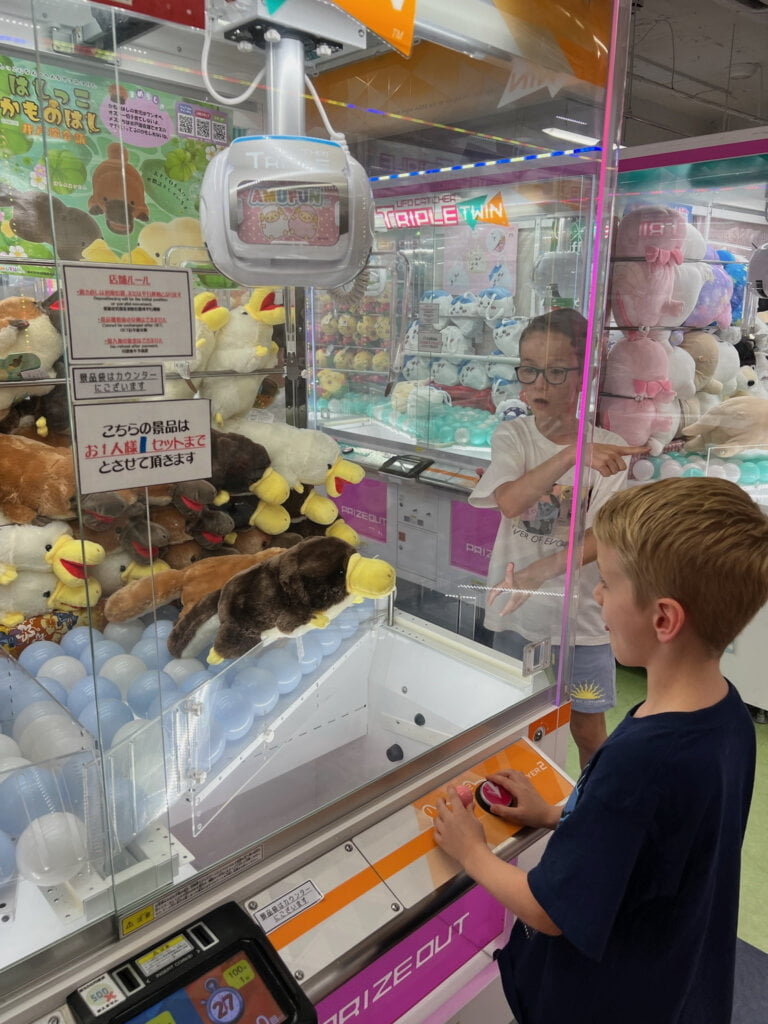 De 10 leukste Tokyo tips volgens onze kinderen – Kitsune Travel Kitsune in Speelhal