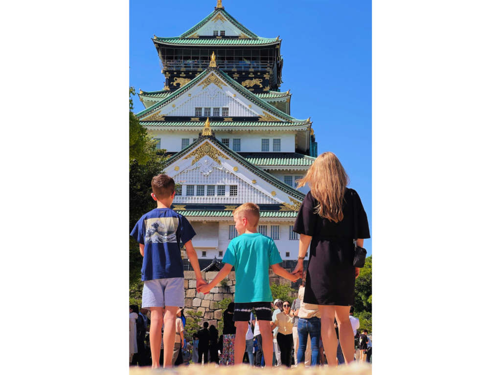 De 5 leukste Osaka tips volgens onze kinderen – Kitsune Travel Osaka Castle hand in hand