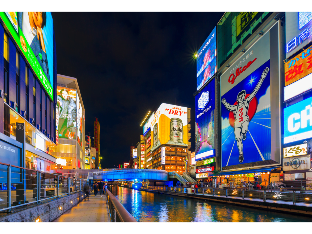 Dotonbori in Osaka met rivier en neonreclames