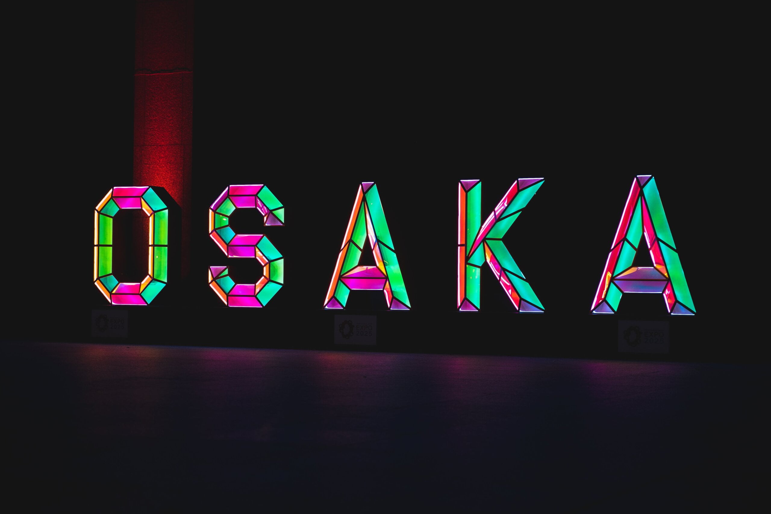 De 5 leukste Osaka tips volgens onze kinderen – Kitsune Travel Osaka in neon