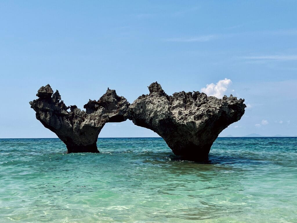 Okinawa met kinderen – Kitsune Travel Okinawa - Hartshaped rocks
