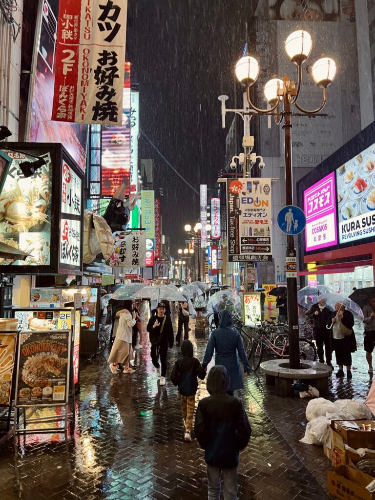 6 Eigenschappen van Japan in de zomer – Kitsune Travel Rain in Osaka