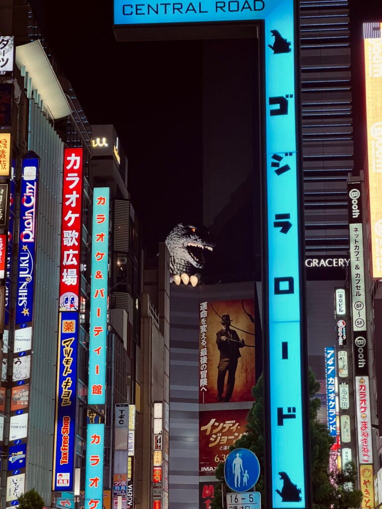 Tokyo met kinderen – Kitsune Travel Shinjuku - GodZilla
