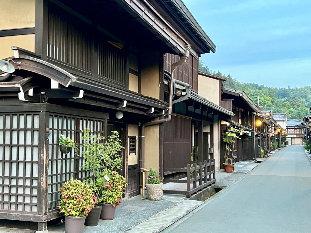 Takayama met kinderen – Kitsune Travel Takayama - Sanmachi Suji