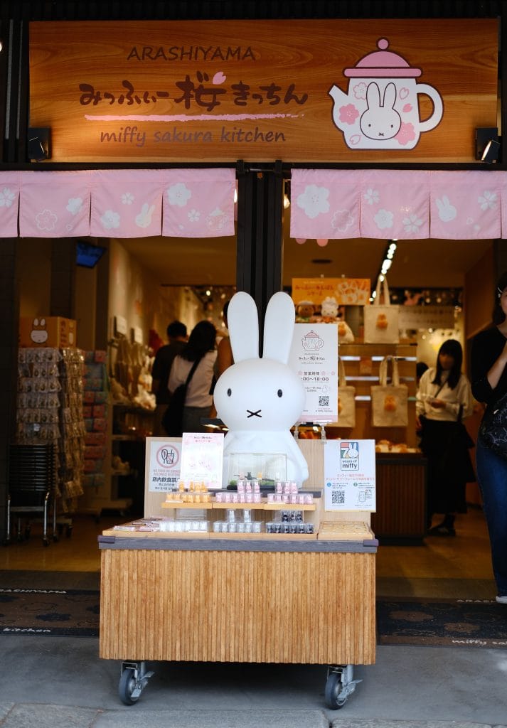 Okunoshima: Konijneneiland met kinderen – Kitsune Travel Okunoshima - Konijn-thema winkeltje in Arashiyama, Japan
