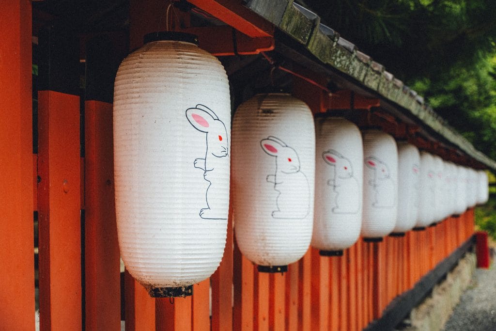 Okunoshima: Konijneneiland met kinderen – Kitsune Travel Okunoshima - Japanse lantaarns met konijnenmotief