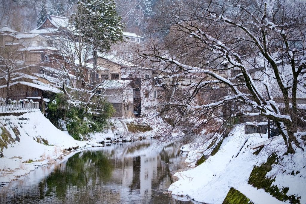 Takayama met kinderen – Kitsune Travel Rivier door Takayama met traditionele gebouwen in de winter