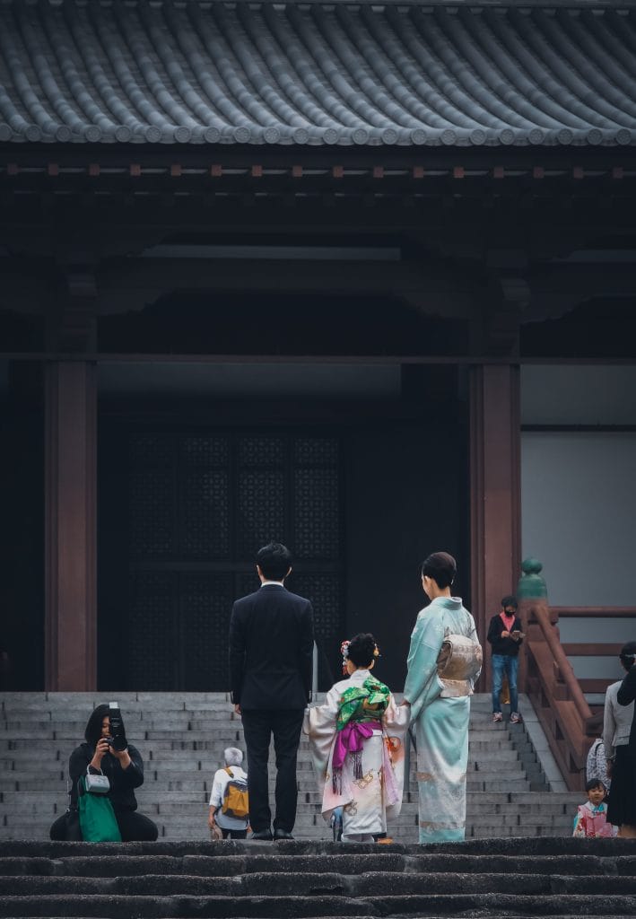 Must-sees in Tokyo met kinderen – Kitsune Travel Tokyo - Gezin in kimono bij een Japanse tempel in Tokyo