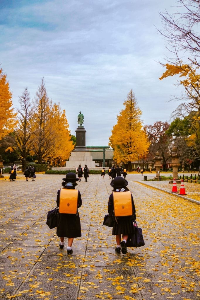 Must-sees in Tokyo met kinderen – Kitsune Travel Tokyo - Meisjes in een park in Tokyo tijdens de herfst