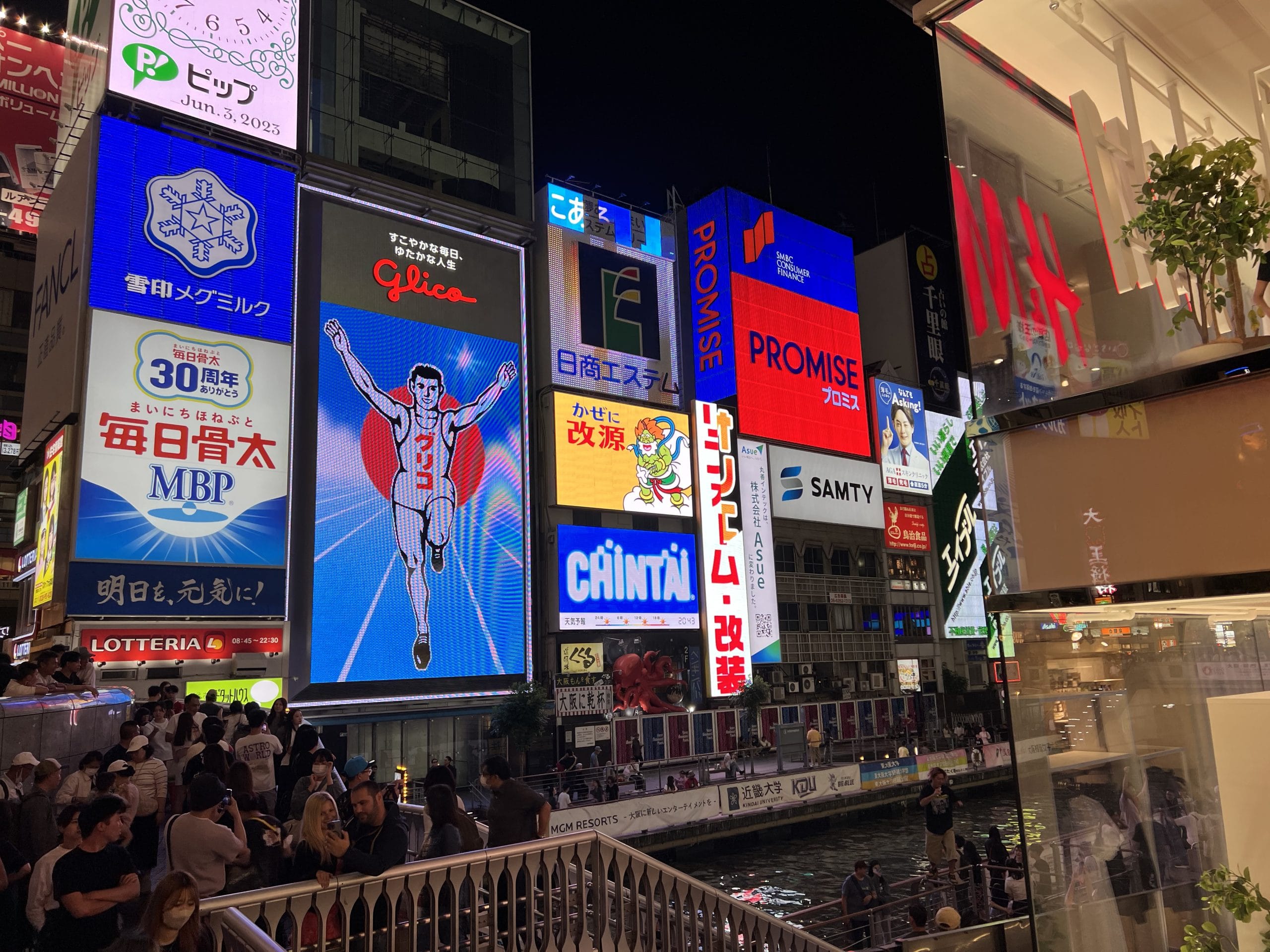 Osaka met kinderen – Kitsune Travel Dotonbori Osaka neonlichten avond