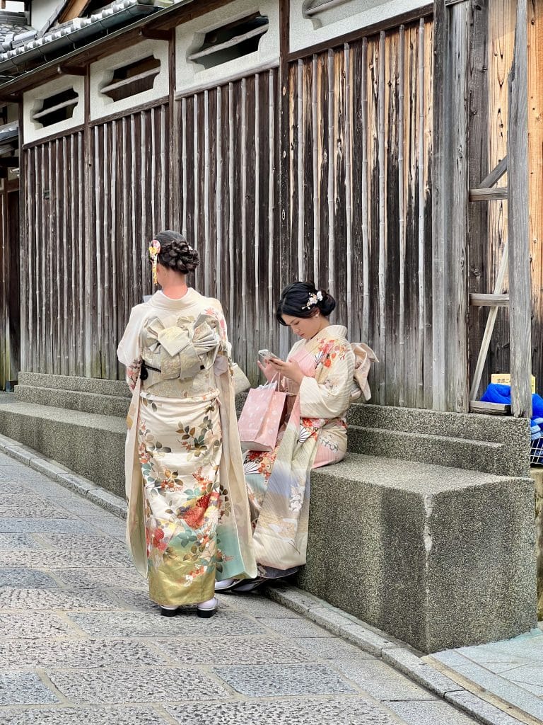 Vrouw in kimono bij een tempel in Kyoto