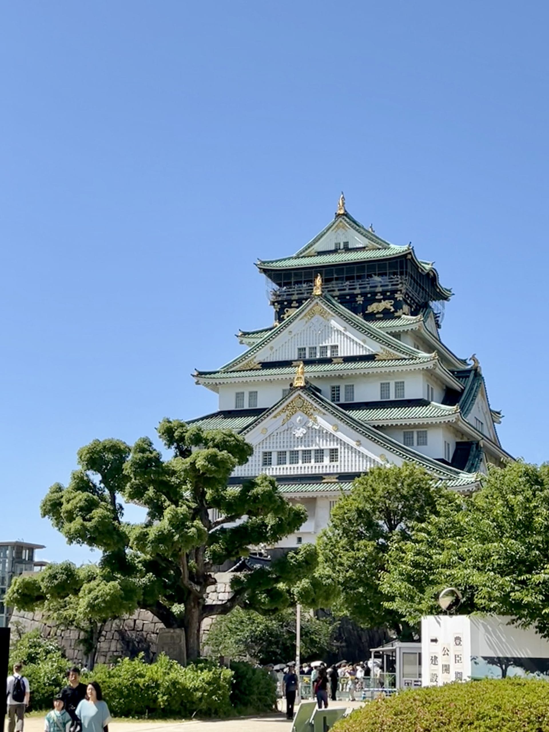 Osaka met kinderen – Kitsune Travel Osaka kasteel omgeven door parkbomen Japan