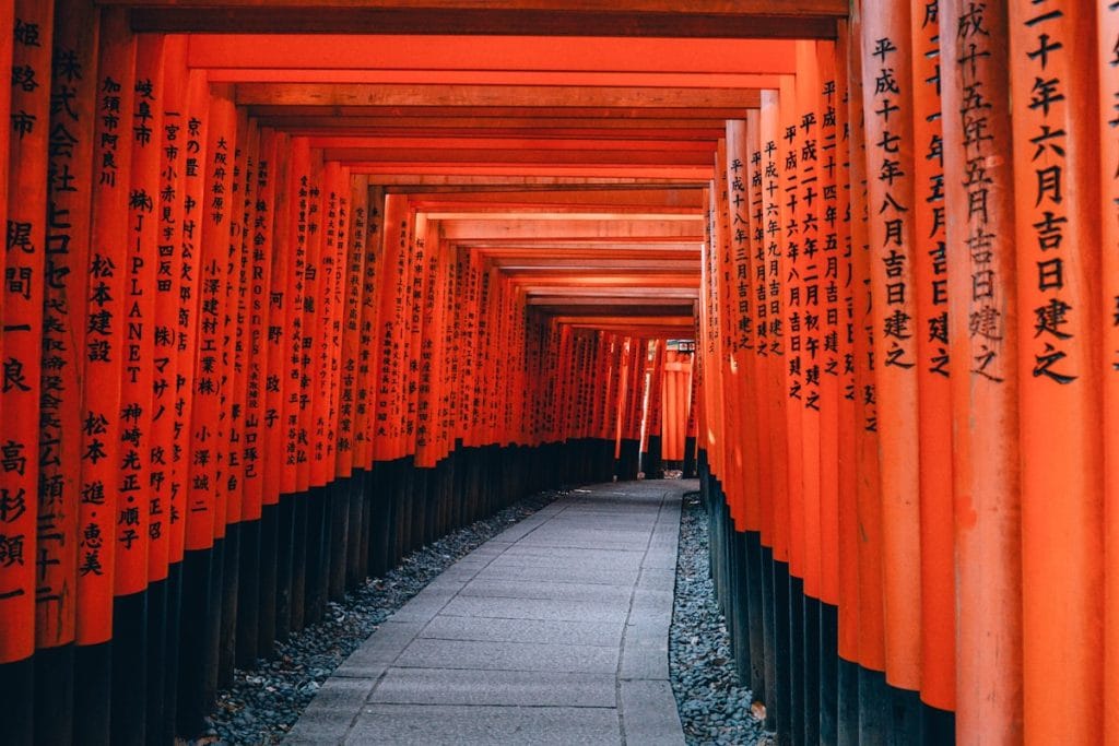 Rij rode torii-poorten bij Fushimi Inari-schrijn in Kyoto