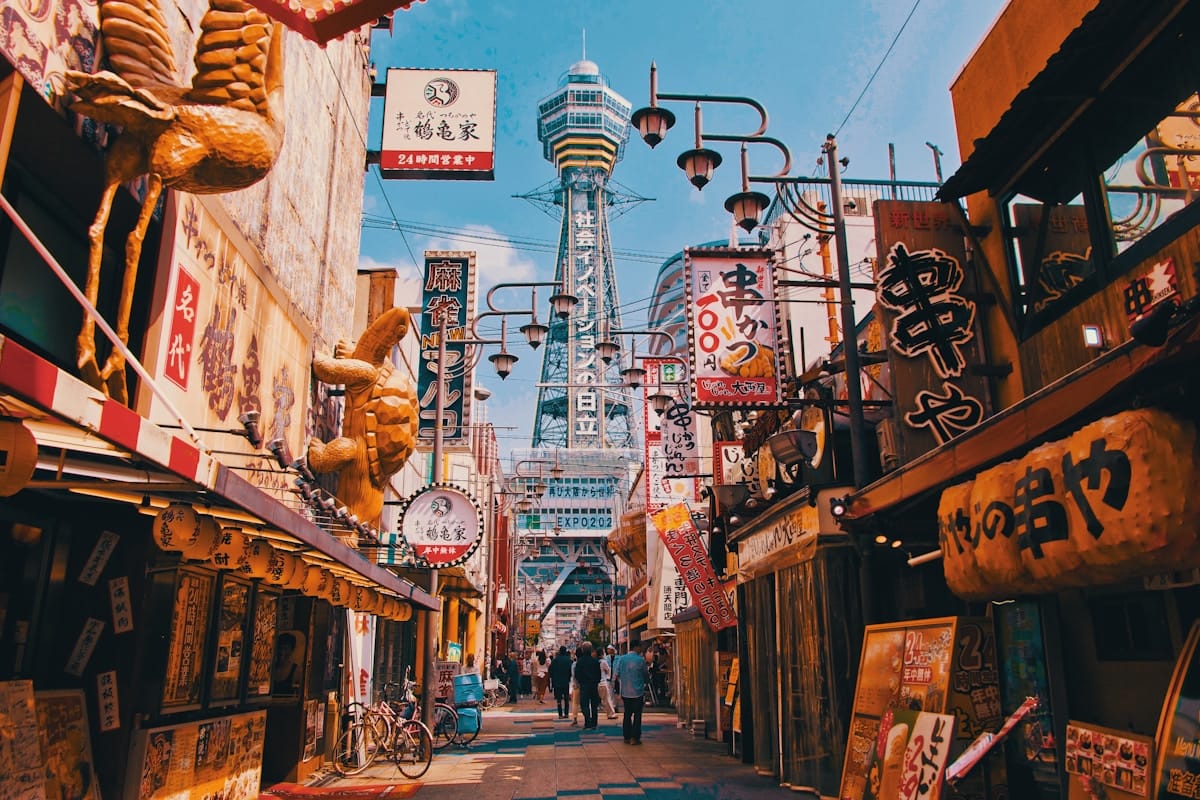 Osaka met kinderen – Kitsune Travel Osaka skyline bij schemering