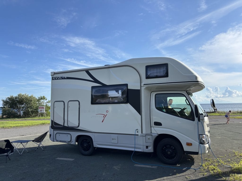 Met de camper door Japan: dit moet je weten over camperen en michi-no-eki – Kitsune Travel Camper aan het opladen