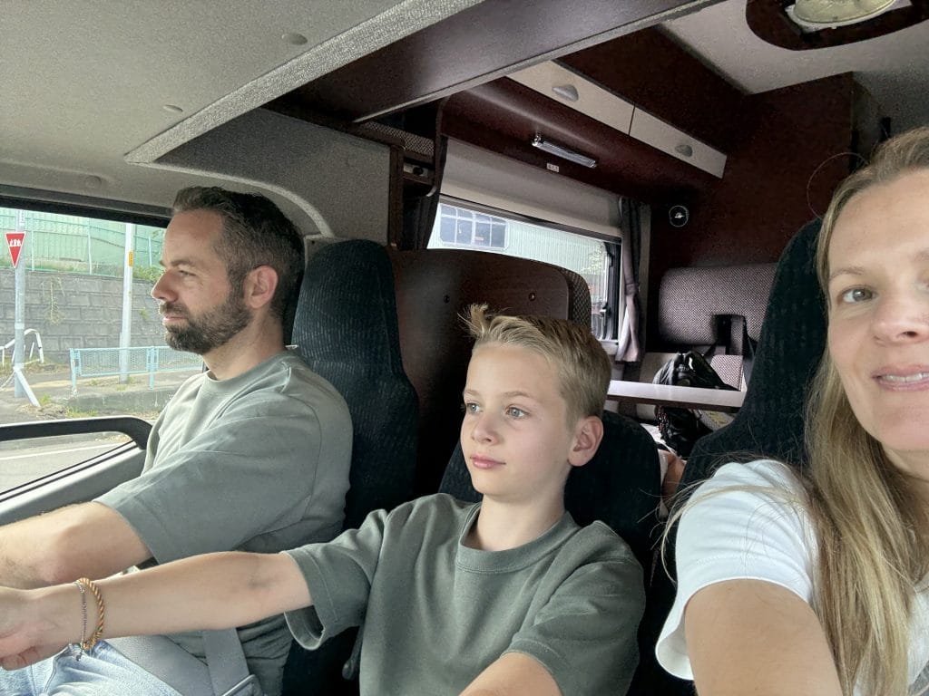 Met de camper door Japan: dit moet je weten over camperen en michi-no-eki – Kitsune Travel Drie voorin de camper