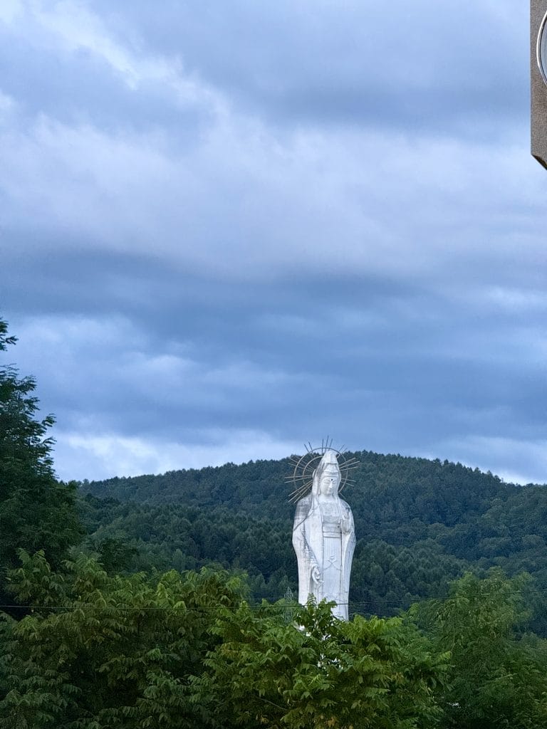 Met de camper door Japan: dit moet je weten over camperen en michi-no-eki – Kitsune Travel Hokkaido Dai Kannon