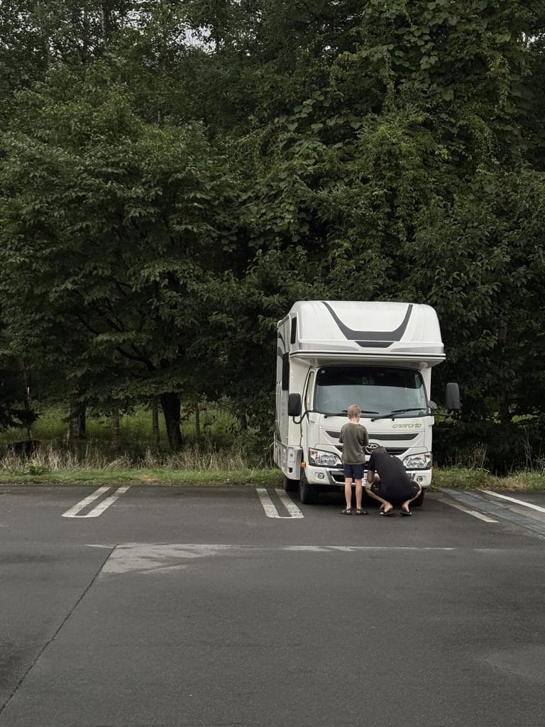 Met de camper door Japan: dit moet je weten over camperen en michi-no-eki – Kitsune Travel Inspecting the camper