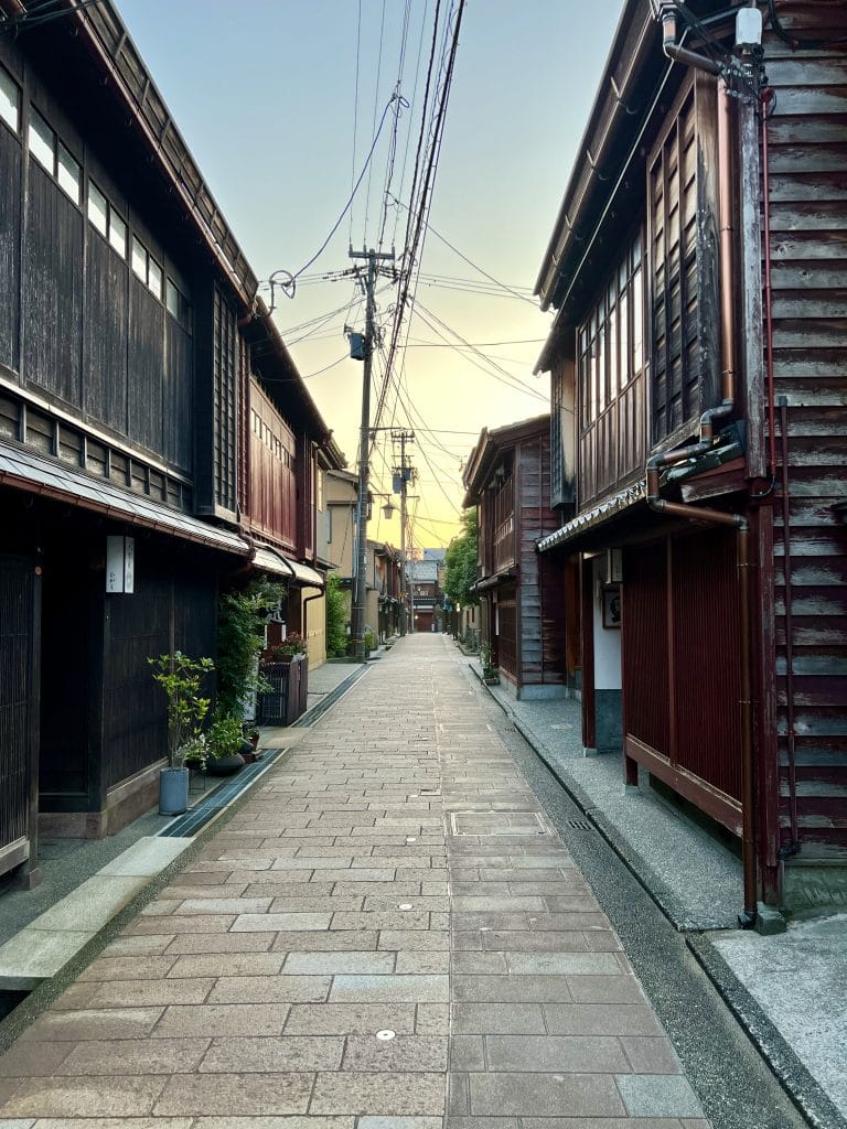 Off the beaten path in Japan: 4 rustige alternatieven voor de drukste hotspots – Kitsune Travel Kanazawa geisha district