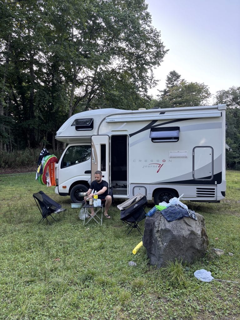 Met de camper door Japan: dit moet je weten over camperen en michi-no-eki – Kitsune Travel Mark kokend voor de camper