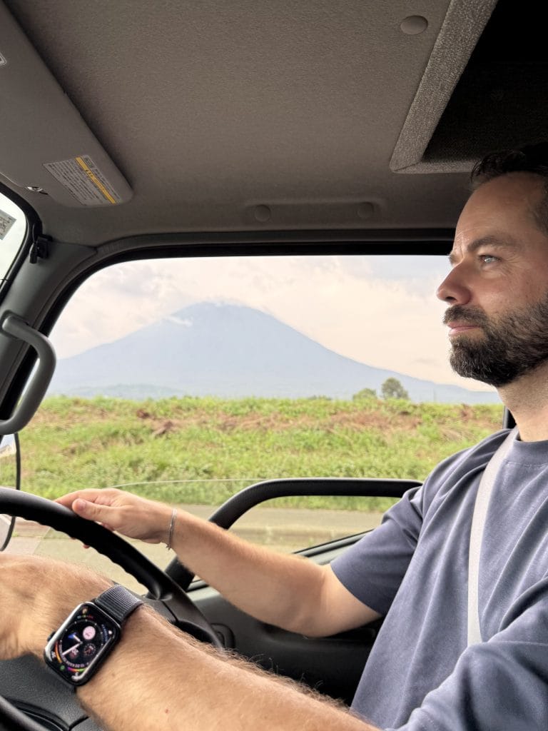 Met de camper door Japan: dit moet je weten over camperen en michi-no-eki – Kitsune Travel Mark rijdend in camper
