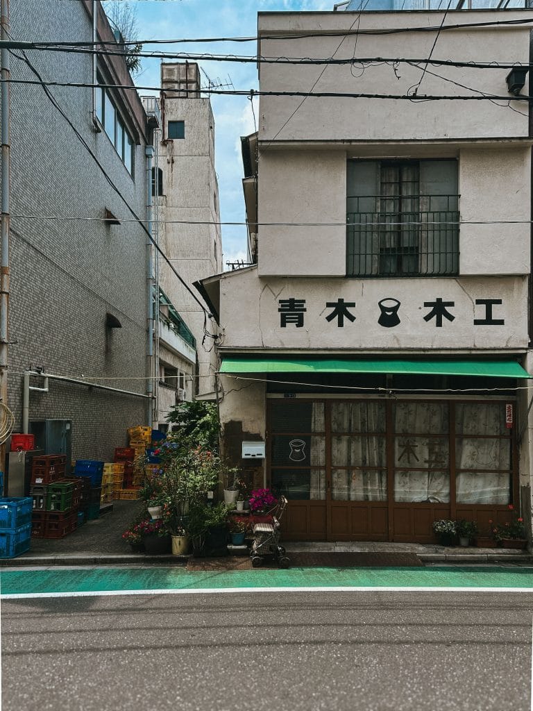 Gōtokuji: de kattentempel van Tokyo, waar de maneki-neko vandaan komt – Kitsune Travel Tokyo storefront