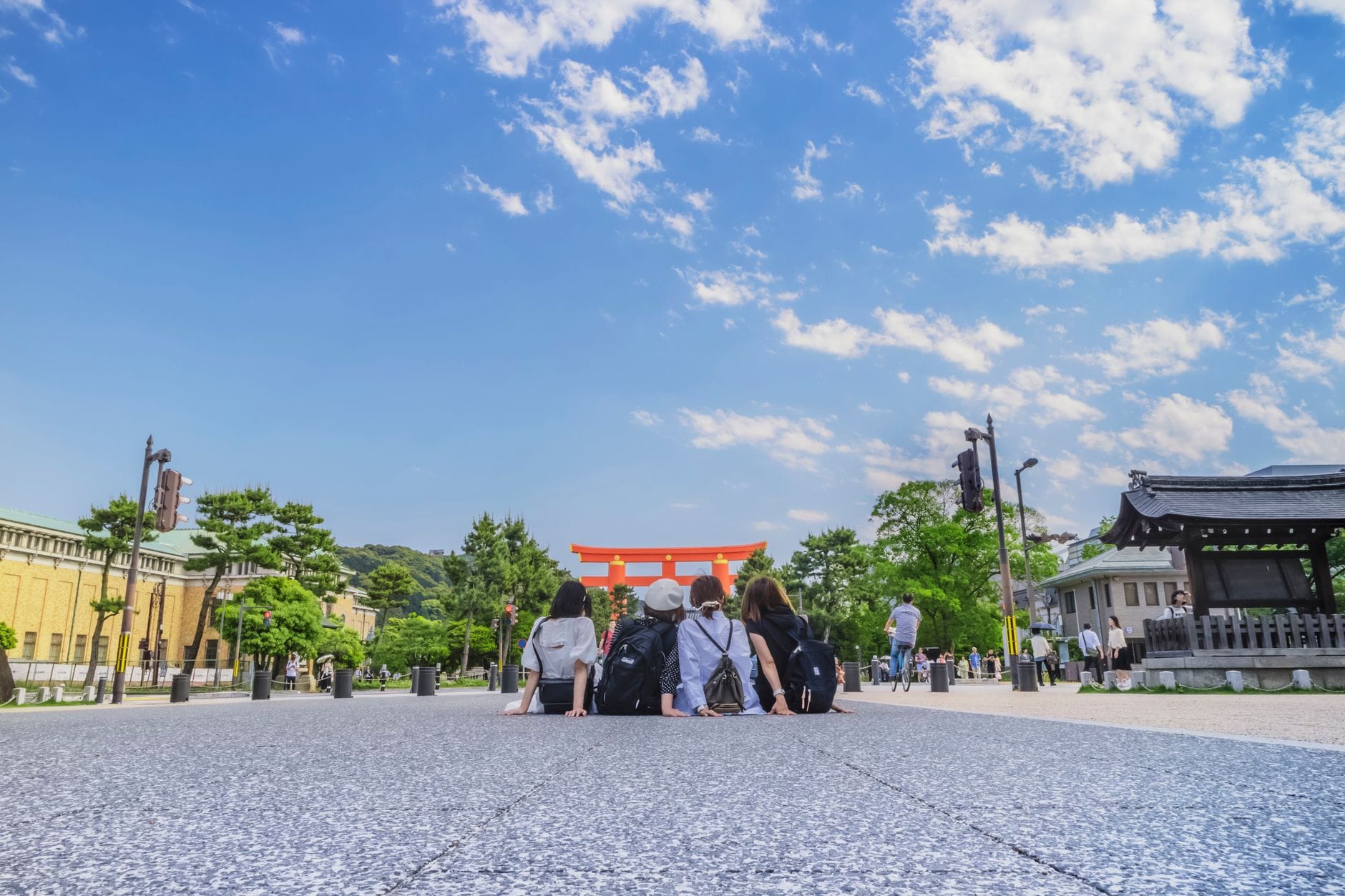 Groepsreis Japan: is een georganiseerde reis iets voor jou? – Kitsune Travel Een groep jonge vrouwen geniet van een zonnige dag bij een torii-poort in Kyoto, Japan.