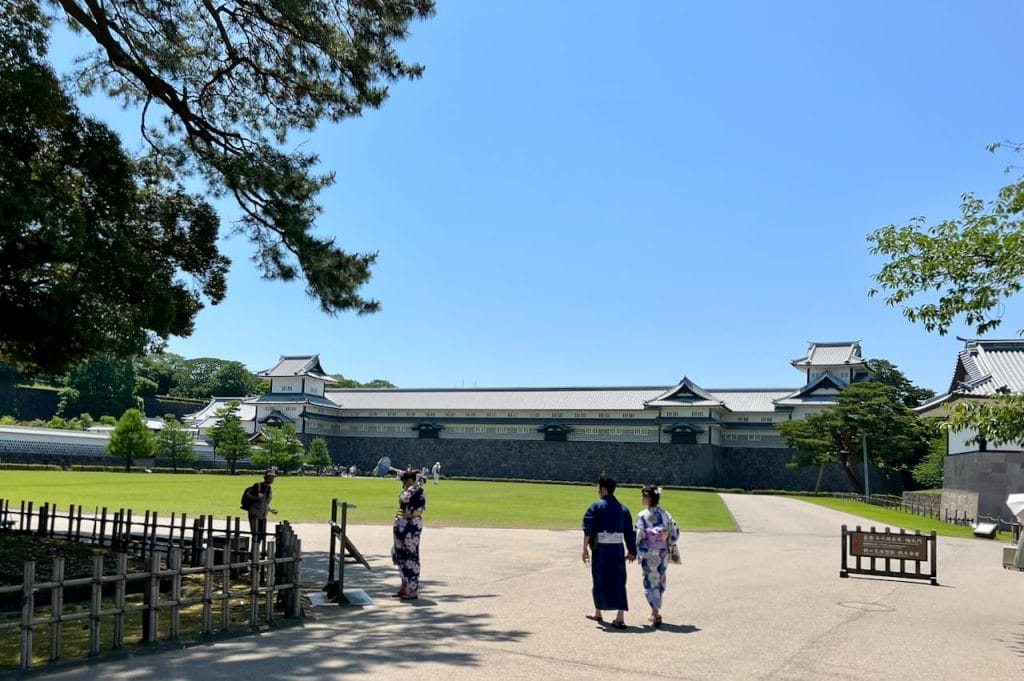 Kanazawa met kinderen – Kitsune Travel Kanazawa kasteel met witte muren en tuin