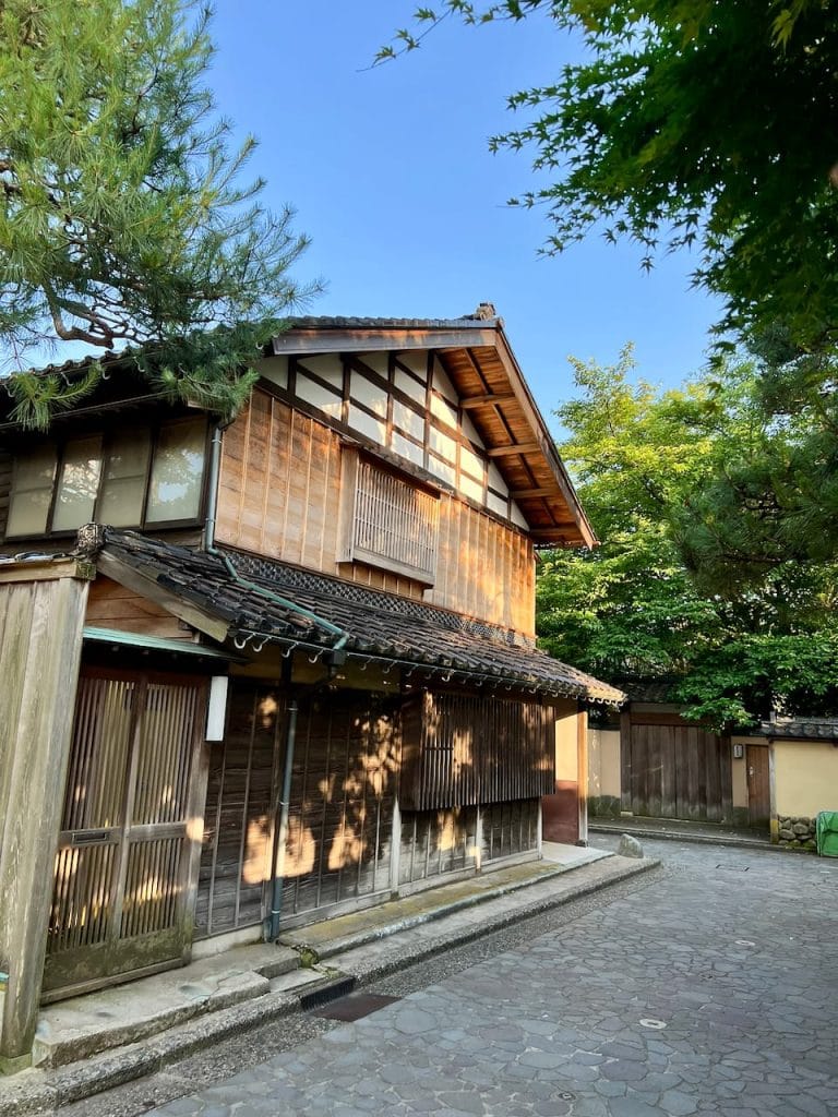 Kanazawa met kinderen – Kitsune Travel Nagamachi samoeraiwijk in Kanazawa met leemmuren en bamboeheggen