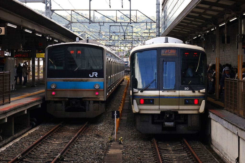Luchthaventransfers in Japan: van Narita, Haneda en Kansai naar de stad – Kitsune Travel Trein op het perron van Kyoto Station