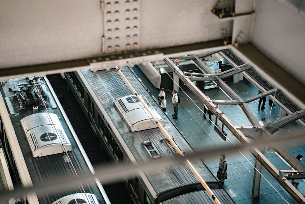 Luchthaventransfers in Japan: van Narita, Haneda en Kansai naar de stad – Kitsune Travel Treinperron bij Osaka Station