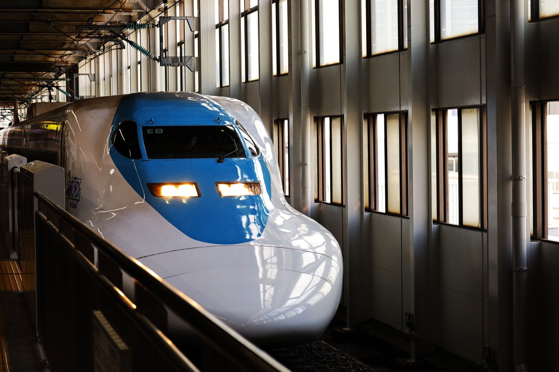 Rondreis door Japan: de beste route voor 1, 2 of 3 weken (met kinderen) – Kitsune Travel Een gestroomlijnde Shinkansen-trein op het station van Hiroshima in Japan, een toonbeeld van modern hogesnelheidstreinreizen.