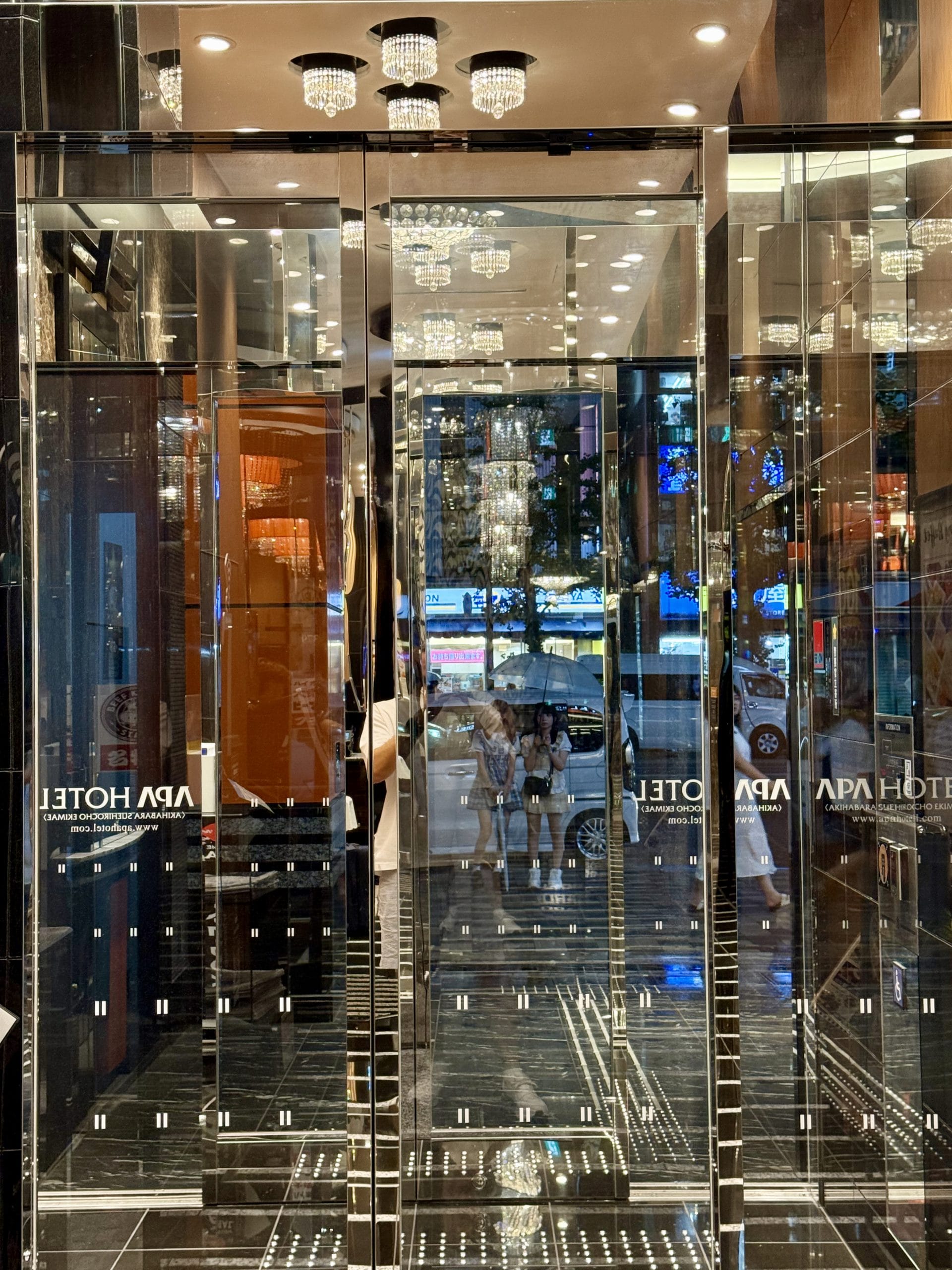 Goedkoop overnachten in Japan: van capsulehotel tot ryokan – Kitsune Travel APA hotel in Akihabara - inside looking out