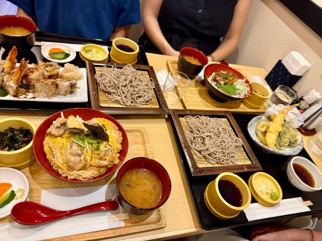 Eten in Japan: van konbini tot kaiseki (en wat het kost) – Kitsune Travel Bord met Japans eten