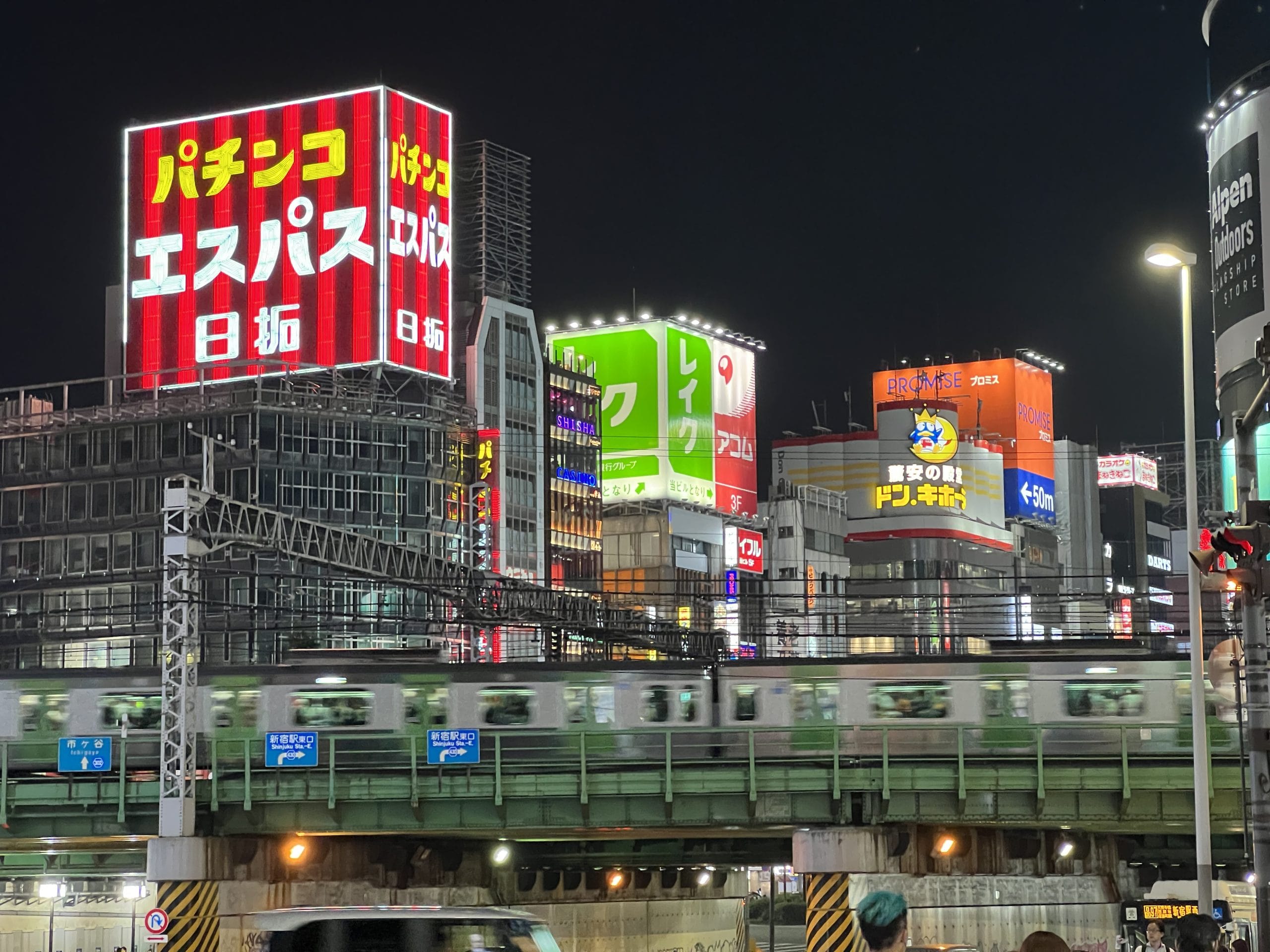 Goedkoop overnachten in Japan: van capsulehotel tot ryokan – Kitsune Travel Shinjuku by night
