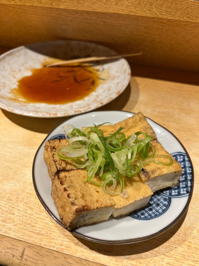 Gegrilde tofu met lente-ui, onderdeel van een kaiseki-menu
