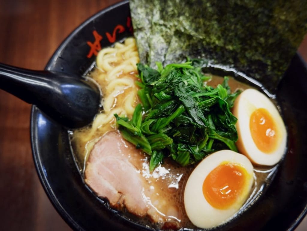 Eten in Japan: van konbini tot kaiseki (en wat het kost) – Kitsune Travel Ramen kookworkshop Tokyo