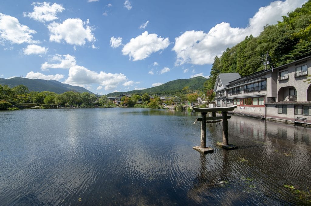 Beppu met kinderen – Kitsune Travel Lake Kinrin torii Yufuin bij Beppu