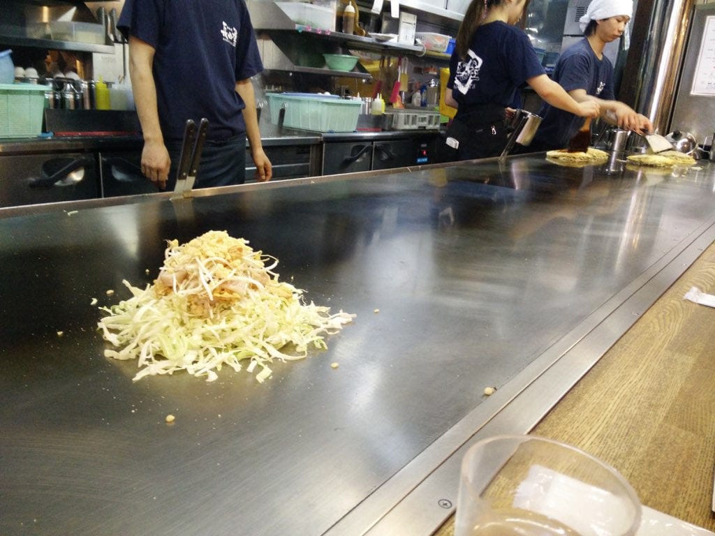 Okonomiyaki bakken op teppan Hiroshima
