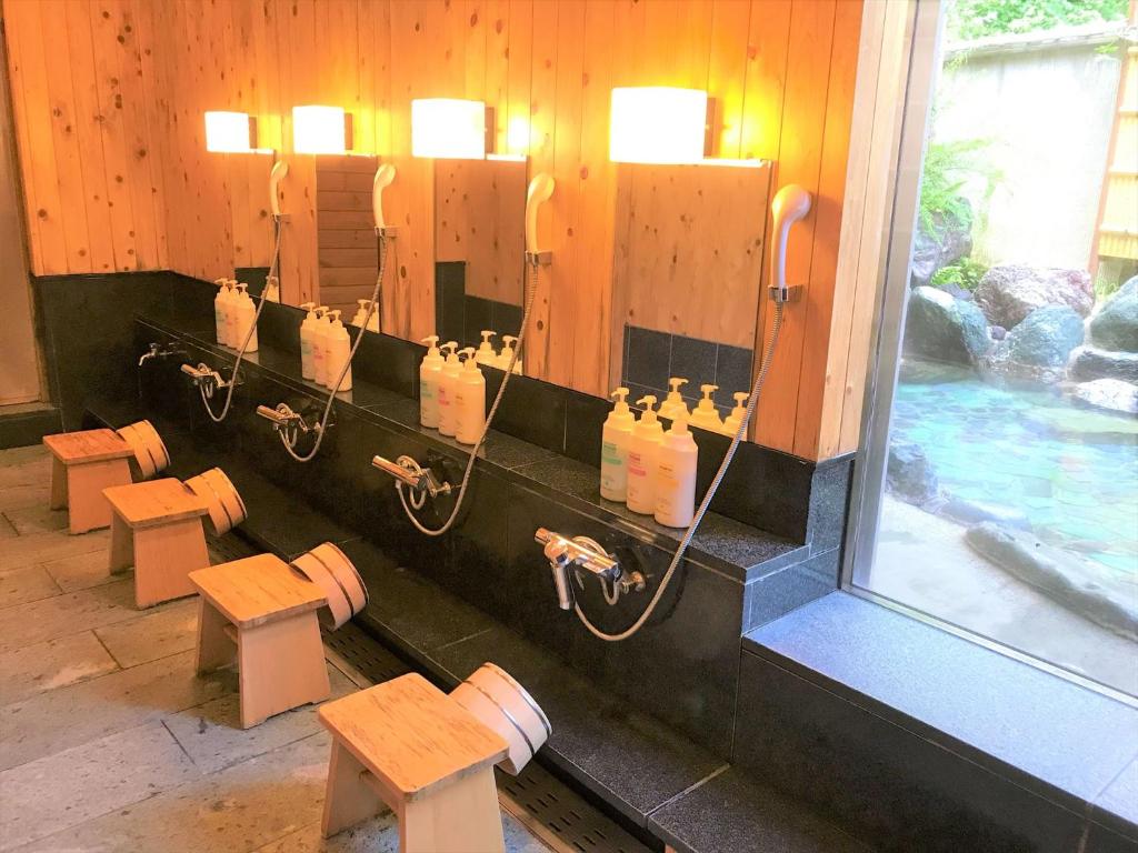 Onsen met kinderen Japan: regels, tips en de beste onsensteden – Kitsune Travel Onsen wasplek