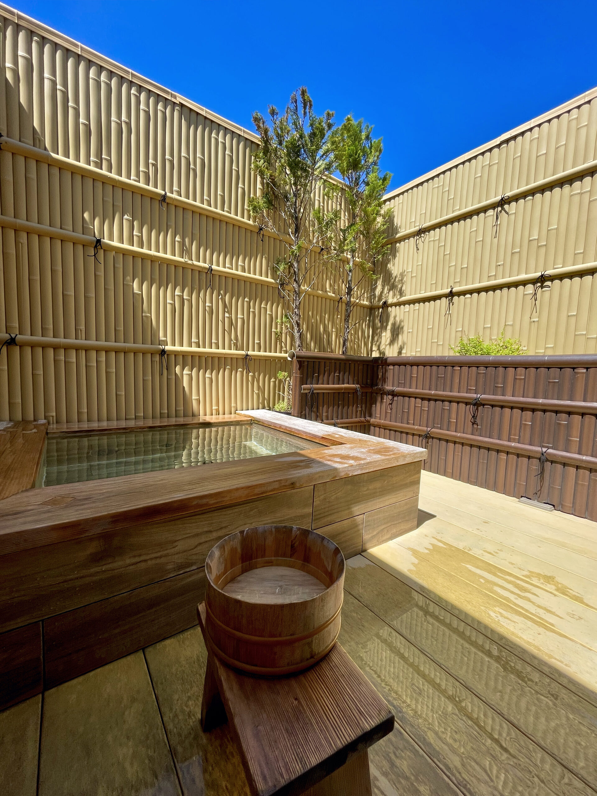 Onsen met kinderen Japan: regels, tips en de beste onsensteden – Kitsune Travel Takayama private onsen scaled