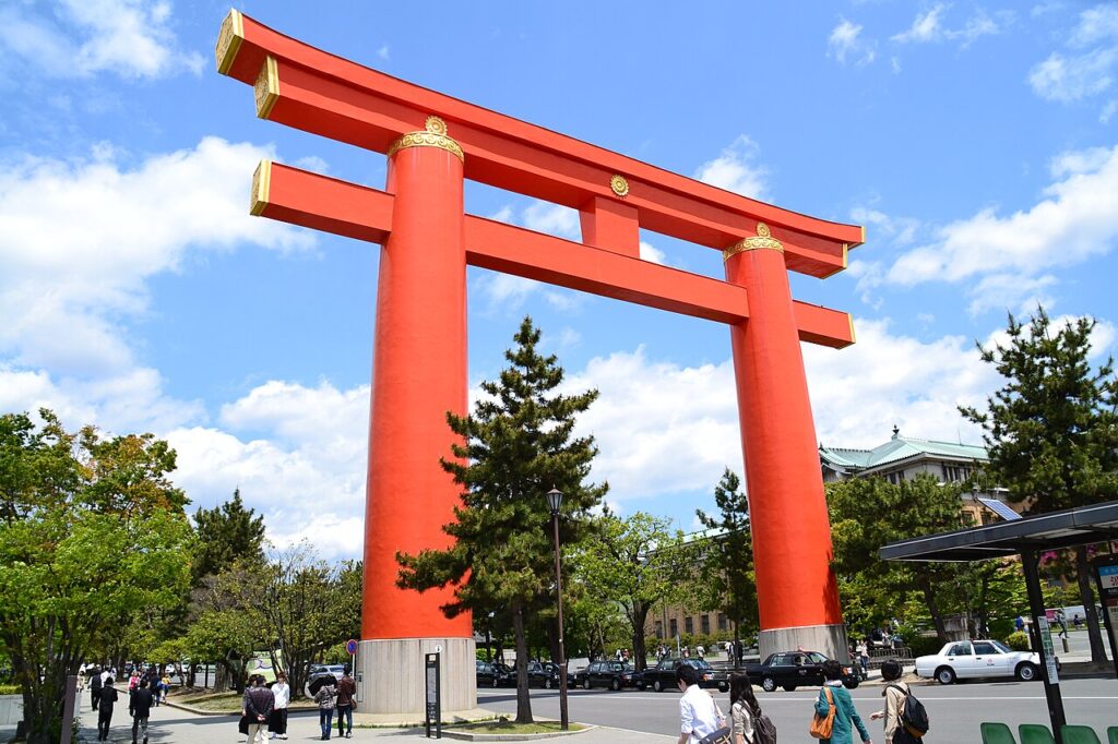 De grote rode torii bij Heian-jingu in Kyoto