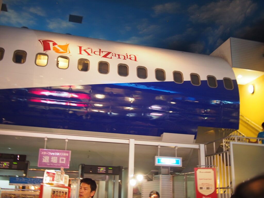 Het vliegtuig van KidZania Tokyo in Toyosu