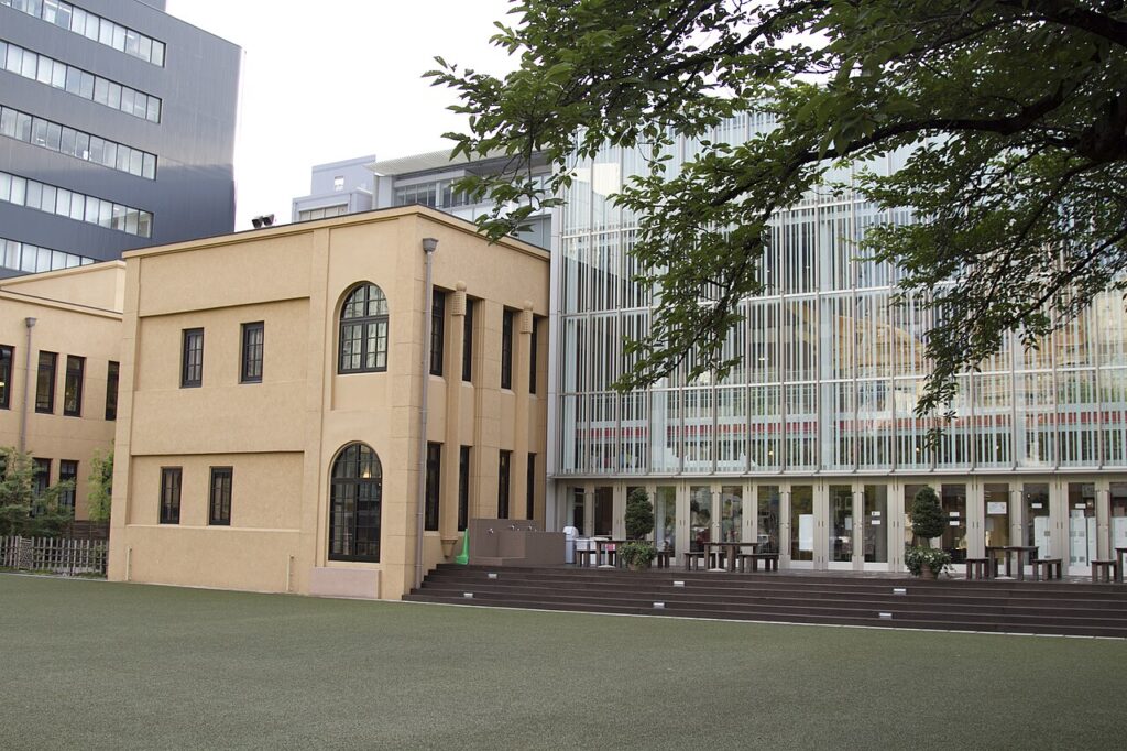 De binnenplaats van het Kyoto International Manga Museum