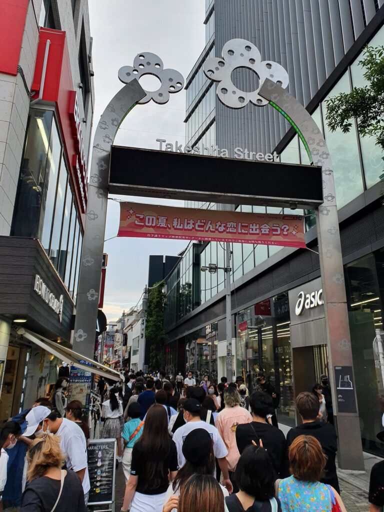 Poort van Takeshita Street in Harajuku met een drukke stroom bezoekers