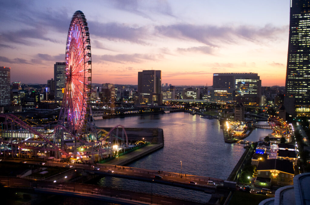 Het Tempozan-reuzenrad in Osaka in de schemering