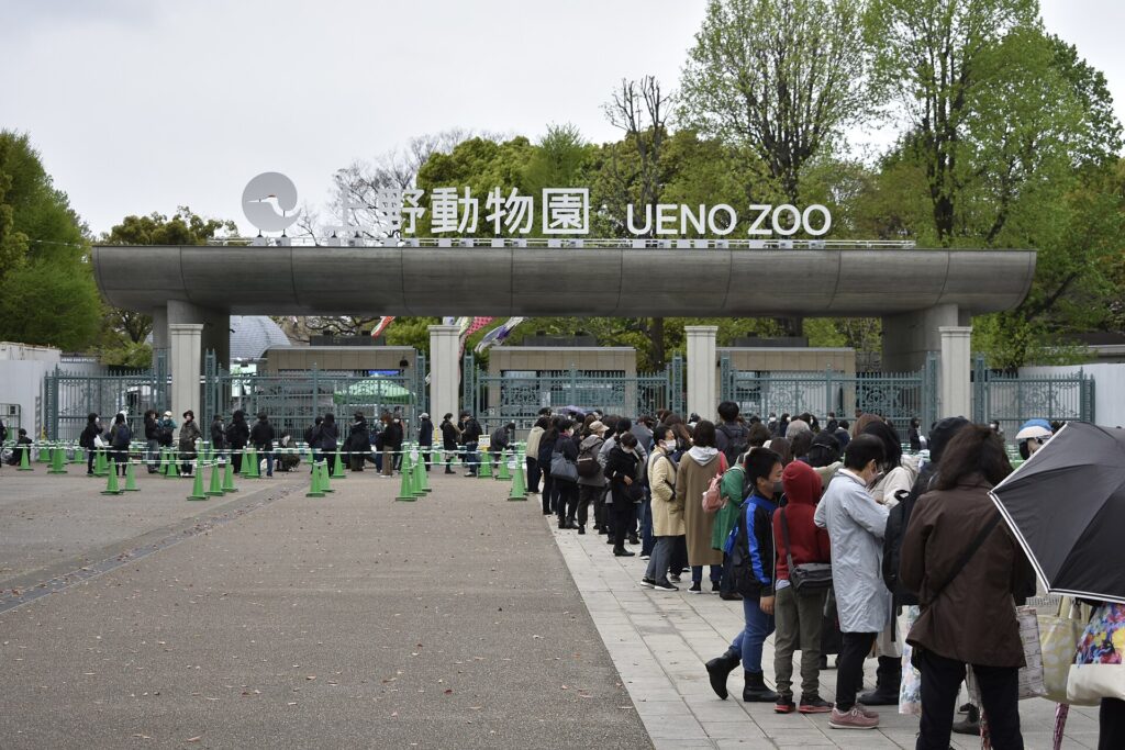 De hoofdingang van Ueno Zoo in Tokyo, met bezoekers in de rij