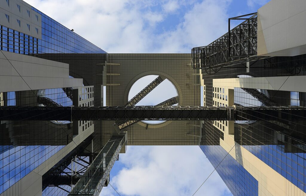 De twee torens van het Umeda Sky Building in Osaka