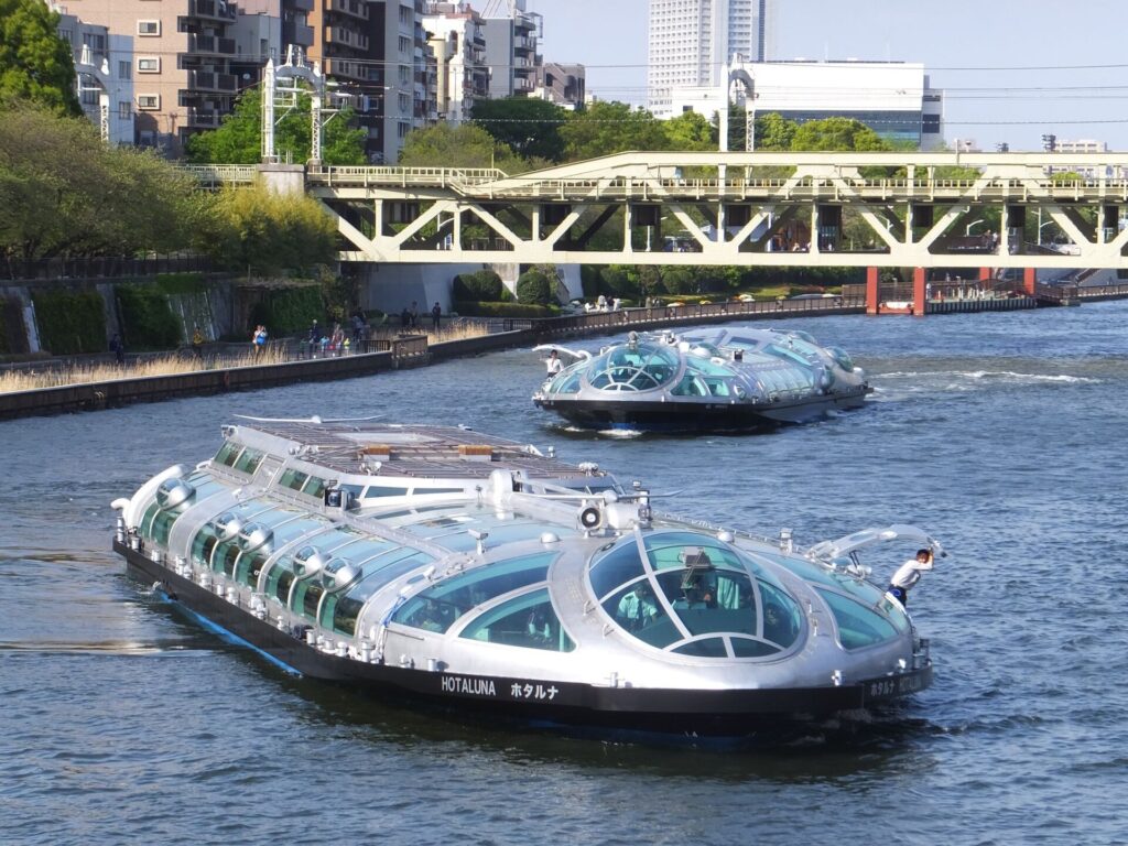 Openbaar vervoer in Tokyo: zo werkt het, van metro tot waterbus – Kitsune Travel De futuristische waterbussen Hotaluna en Himiko van Tokyo Cruise op de rivier